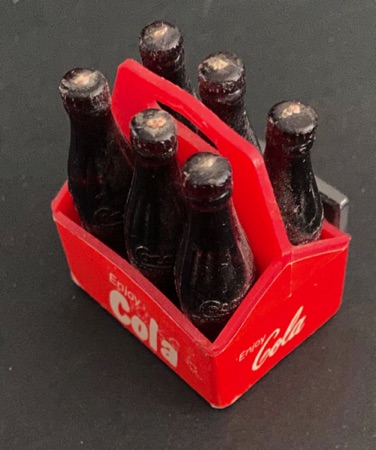 930106-1 € 1,50 coca cola magneet plastic kratje cola.jpeg